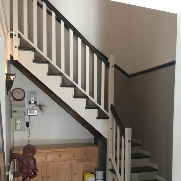 lfa-construction-renovation-interieur-peinture-escaliers-bicolore-murs